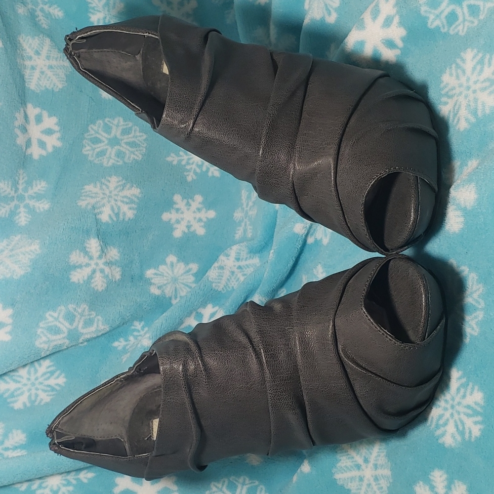 Simply Vera grey man made leather peep toe heels